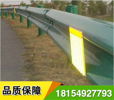 道路輪廊標(biāo)的英文名稱 Delineator，它是沿道路兩側(cè)邊緣設(shè)置、用于顯示道路邊界輪廓、指引車輛正常行駛、具有逆反射性能的一種交通安全設(shè)施，從功能上說，輪廓標(biāo)是一種視線誘導(dǎo)設(shè)